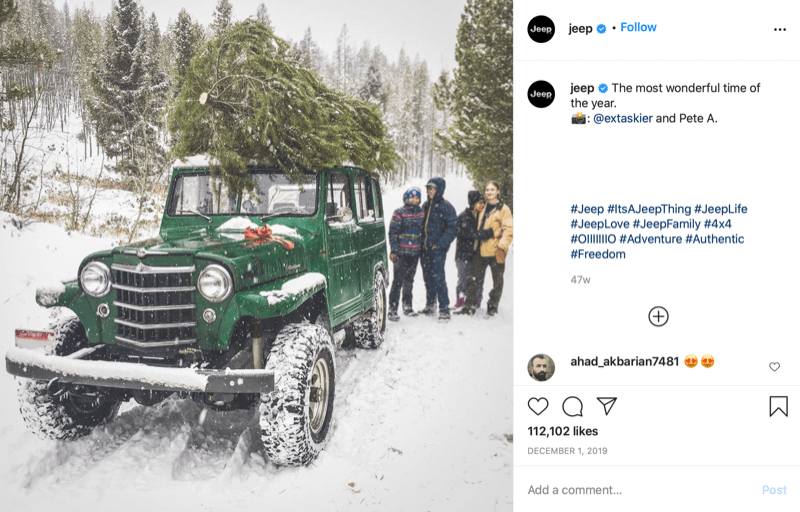 Пост в instagram от @jeep, показывающий семью с елкой на крыше джипа, глубоко в снегу